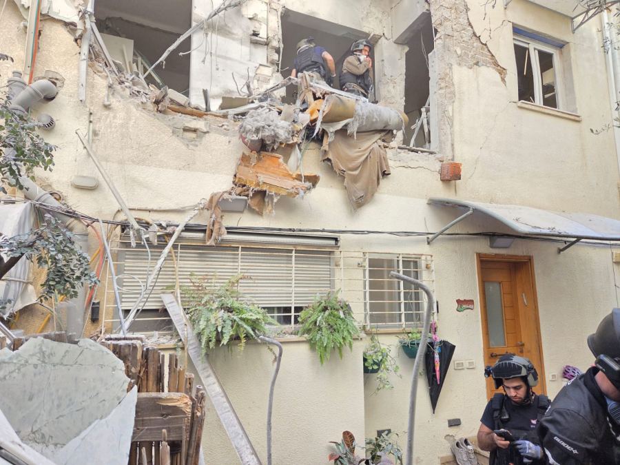 سقوط شظايا صاروخية في منطقة دان والمركز يسبب إصابات وانهيار مبنى سكني